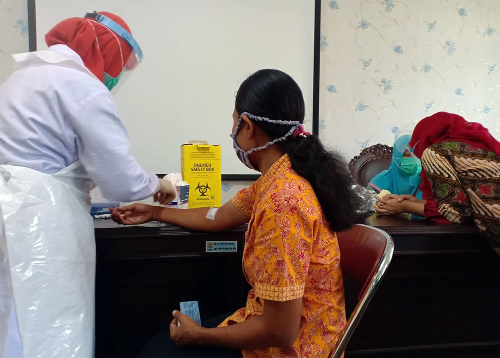 PETUGAS Dinas Kesehatan melakukan tes rapid dan swab kepada anggota DPRD Kabupaten Kendal.