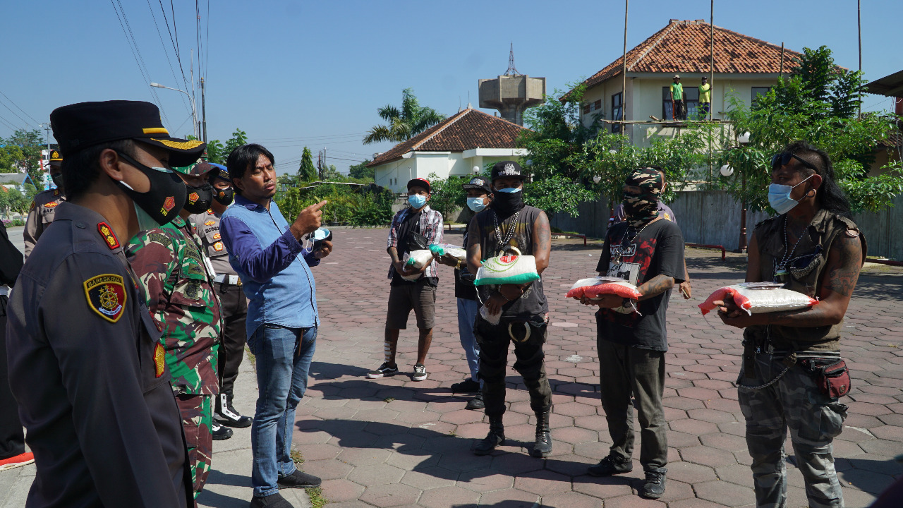 Pemberian bantuan untuk anak punk di Purwodadi