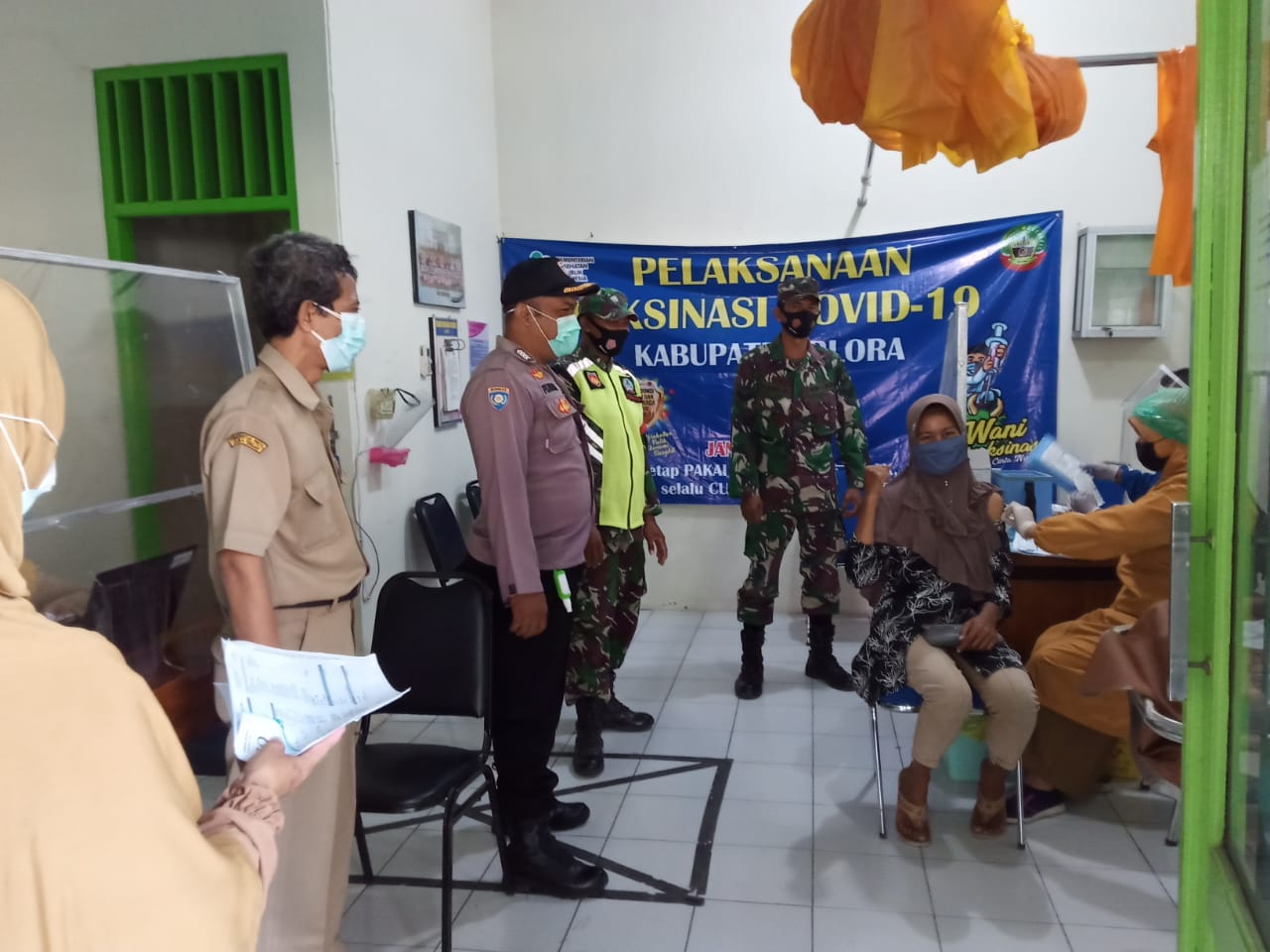 Pemantauan kegiatan vaksinasi di Jati, Blora