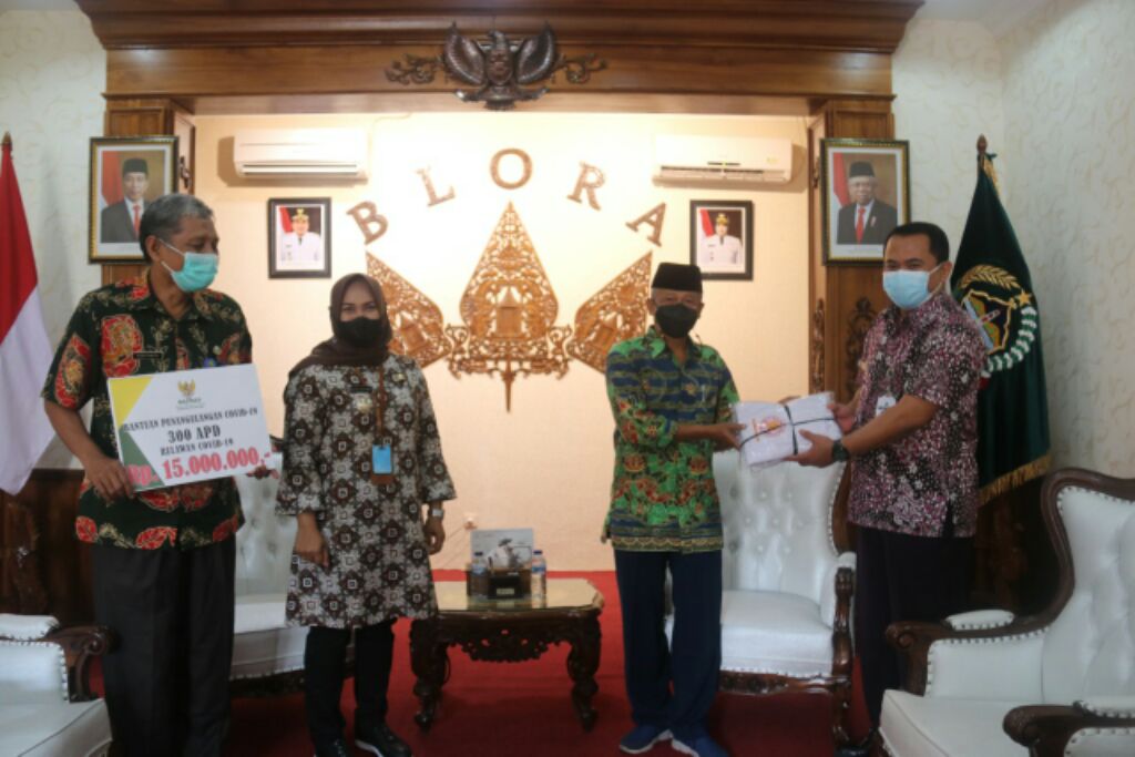 Baznas Blora serahkan bantuan APD